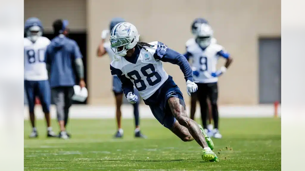 Football player CeeDee Lamb sprinting on field.