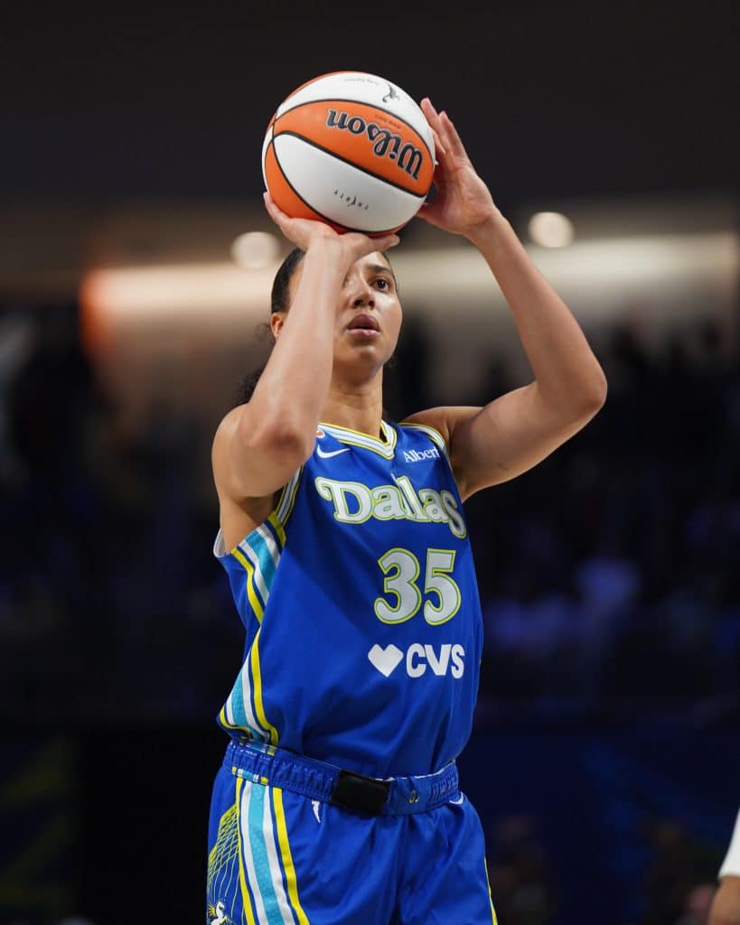 Azzi Fudd Female basketball player preparing to shoot