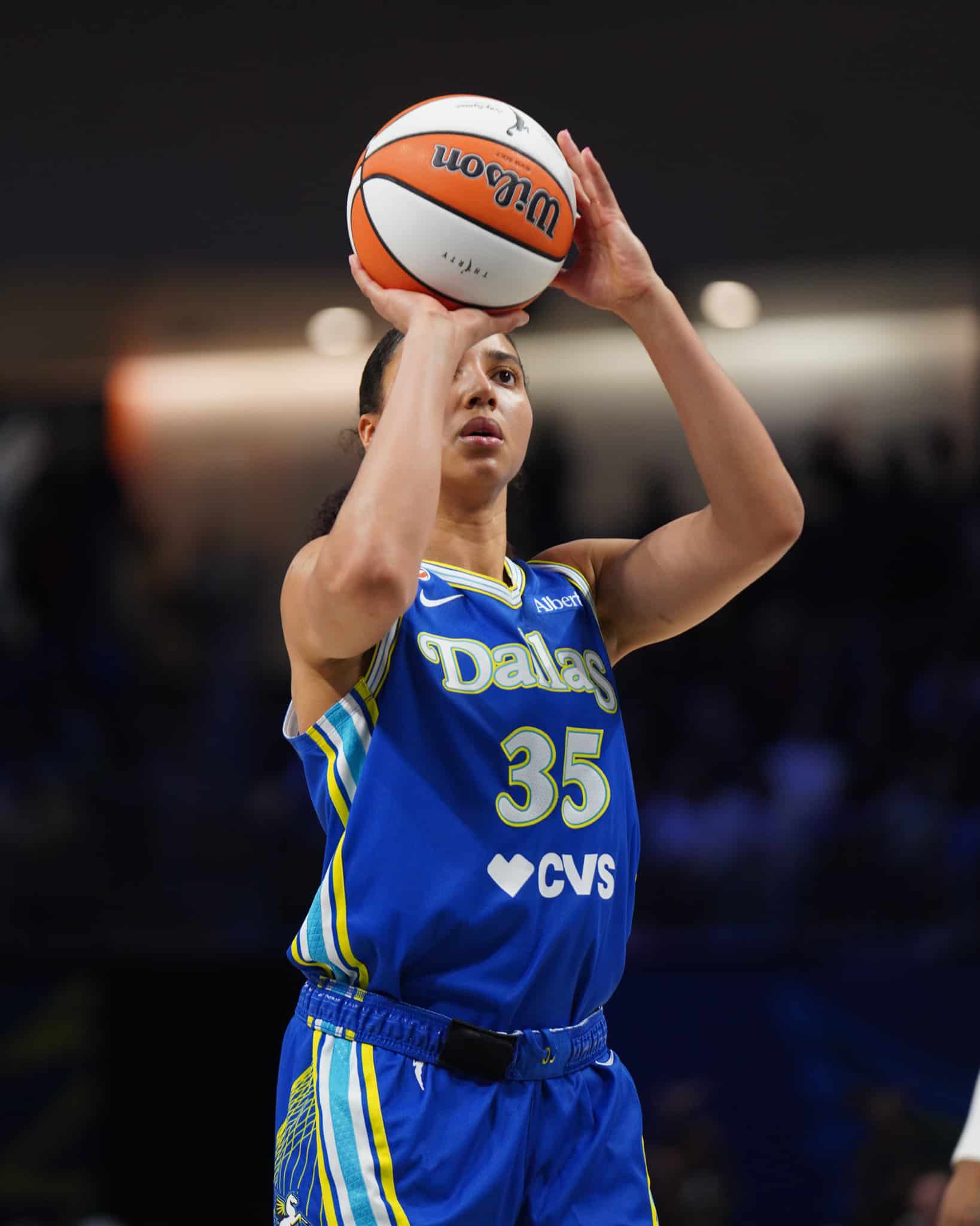 Azzi Fudd Female basketball player preparing to shoot