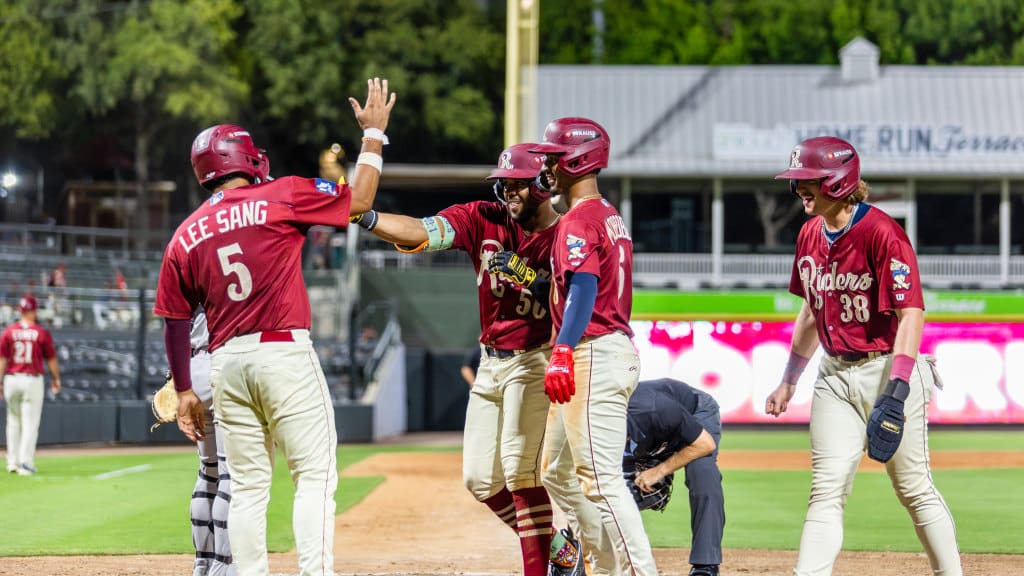Four hit game from Lee